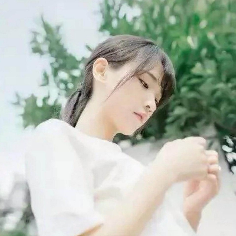 aki默:感觉年级越高书包越轻,书都搁桌上了,小时候不懂全往书包里塞